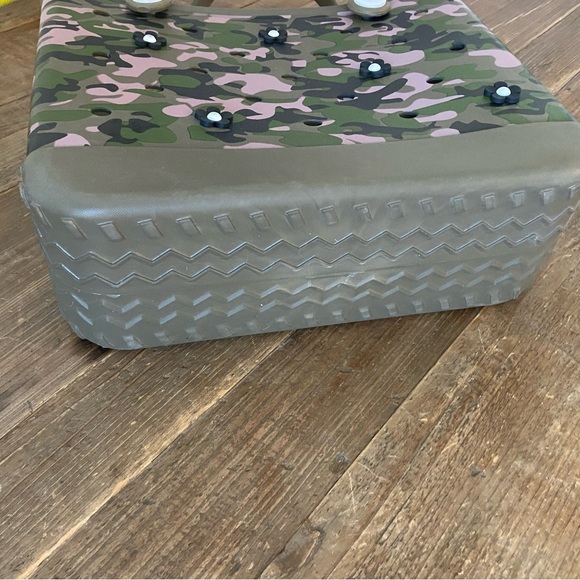 BOGG BAG CAMO DURABLE TOTE WATERPROOF WITH FLOWER CHARMS - Picture 5 of 10